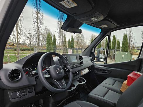 Used 2023 Mercedes-Benz Sprinter 4500 image 10