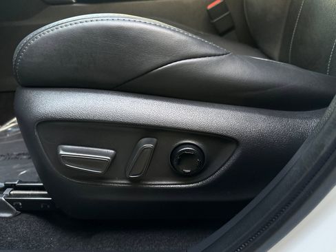 Used 2023 Toyota Venza Limited image 13