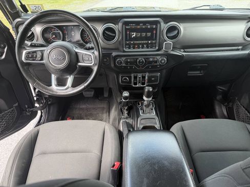 Used 2018 Jeep Wrangler Unlimited Sahara AWD/4WD image 10