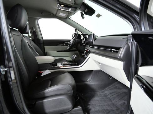Used 2024 Kia Carnival EX image 11