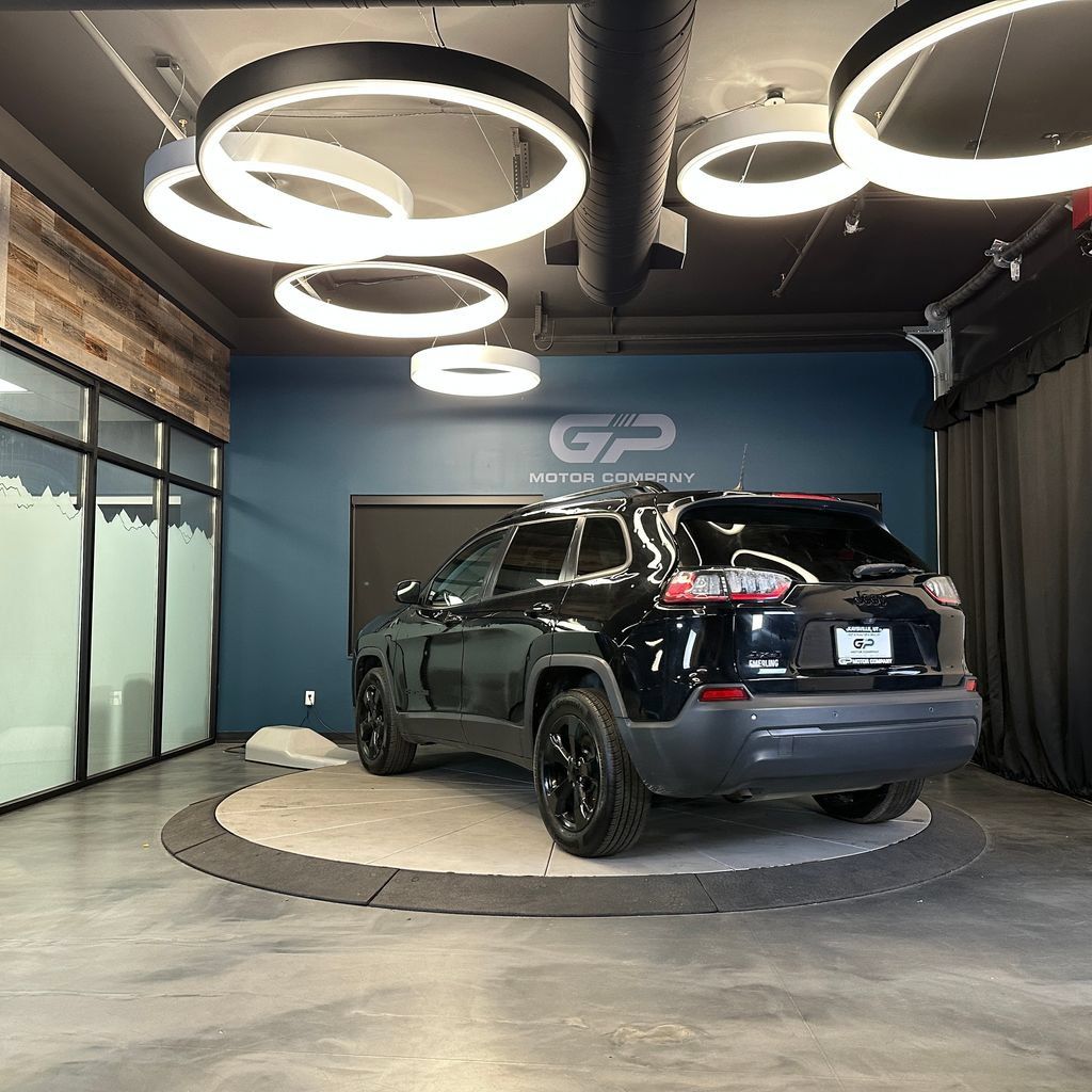 Used 2019 Jeep Cherokee Latitude Plus AWD/4WD image 5