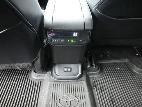 Used 2021 Toyota Highlander XLE image 23