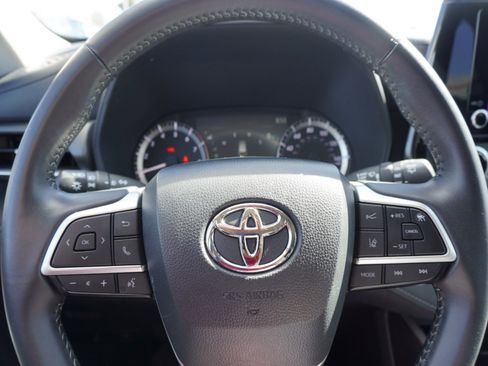 Used 2024 Toyota Highlander LE image 23