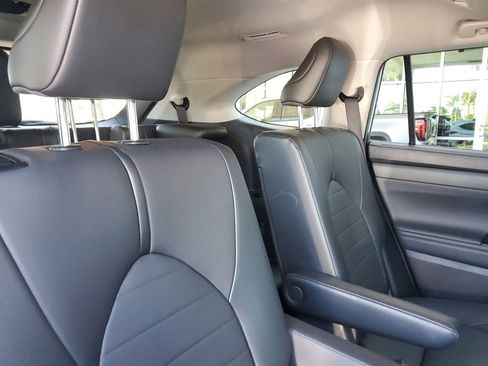 Used 2021 Toyota Highlander XLE image 25