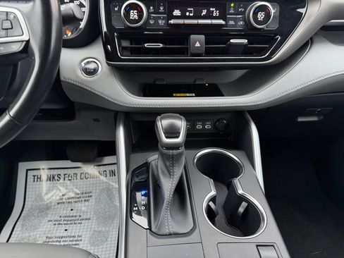 Used 2023 Toyota Highlander XLE image 22