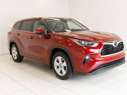 Used 2023 Toyota Highlander LE FWD image 7