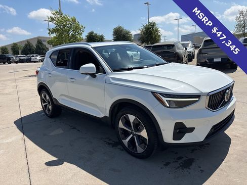 Certified 2025 Volvo XC40 B5 Plus image 3