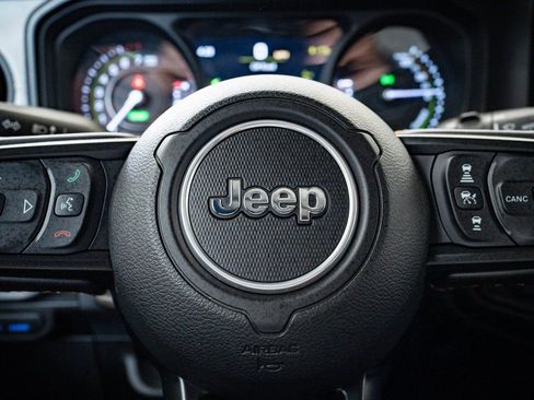 Used 2024 Jeep Wrangler Unlimited image 31