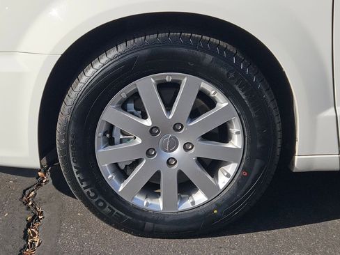 Used 2013 Chrysler Town & Country Touring image 10