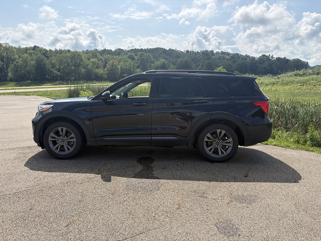 Used 2022 Ford Explorer XLT w/ Equipment Group 202A AWD/4WD image 2
