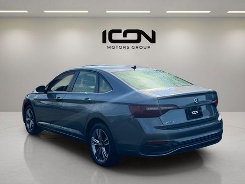 Used 2024 Volkswagen Jetta SE FWD image 3