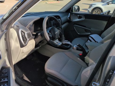 Used 2023 Kia Soul LX w/ LX Technology Package FWD image 8