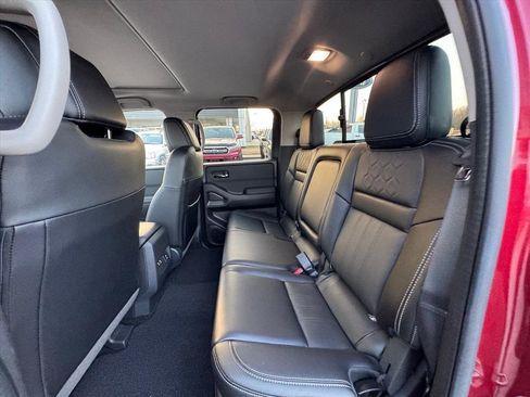 Certified 2024 Nissan Frontier SL w/ Technology Package image 11