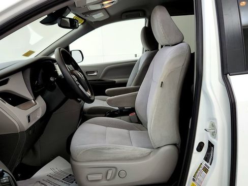 Certified 2020 Toyota Sienna LE w/ LE Preferred Package FWD image 26