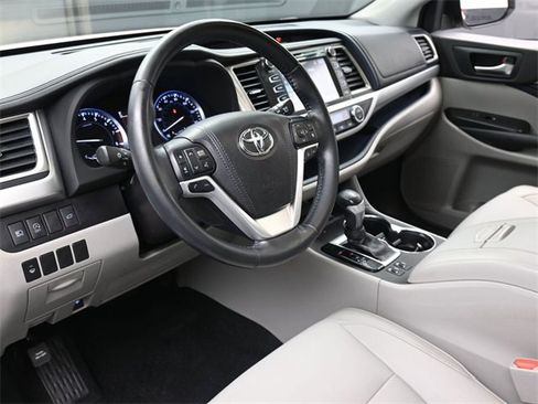 Used 2018 Toyota Highlander XLE image 14