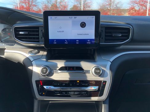 Certified 2022 Ford Explorer XLT w/ Equipment Group 202A image 13