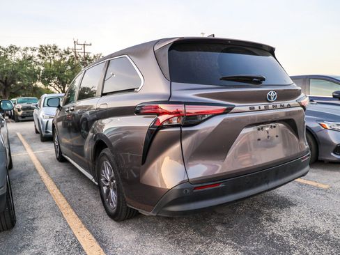 Used 2022 Toyota Sienna XLE FWD image 9