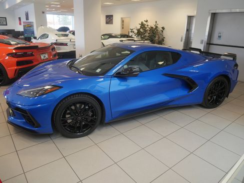 Used 2024 Chevrolet Corvette Stingray Preferred Cpe w/ Z51 Performance Package image 3