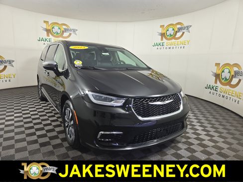 Used 2023 Chrysler Pacifica Limited FWD image 1