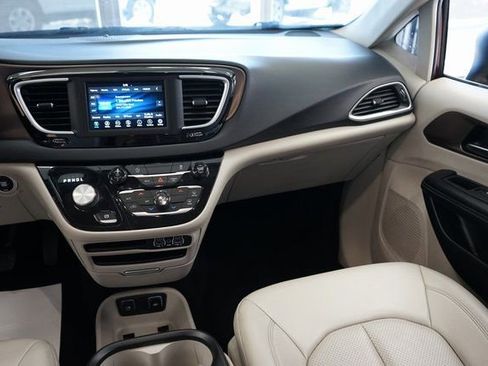 Used 2021 Chrysler Voyager Lxi image 10