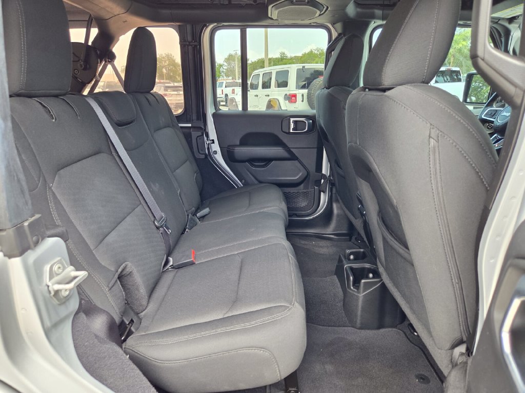 Used 2022 Jeep Wrangler Unlimited Sahara AWD/4WD image 16