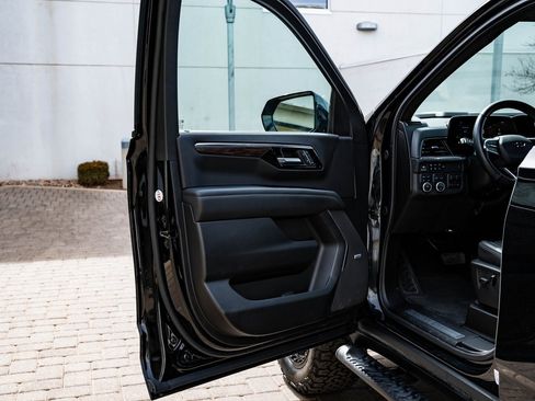 Used 2025 Chevrolet Suburban Z71 w/ Comfort Package image 30