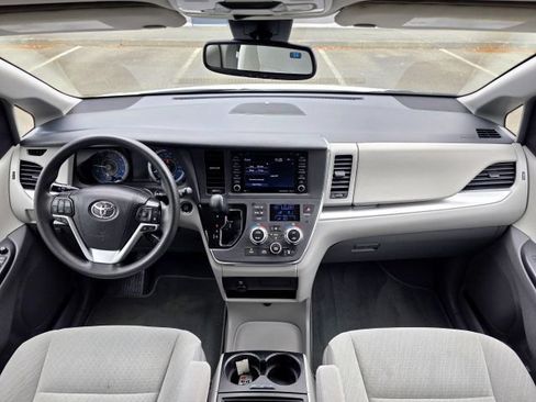 Used 2019 Toyota Sienna LE w/ LE Preferred Package FWD image 9