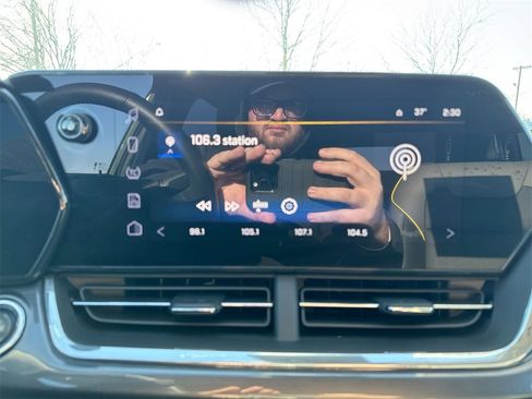 Used 2024 Chevrolet Trax ACTIV w/ Sunroof Package image 13