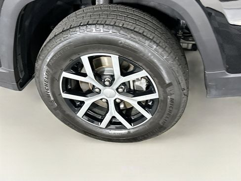 Used 2024 Jeep Grand Cherokee L Limited w/ Luxury Tech Group II image 11