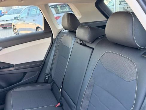 Certified 2025 Volkswagen Taos SE AWD/4WD image 10