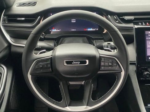 Used 2023 Jeep Grand Cherokee Altitude image 12