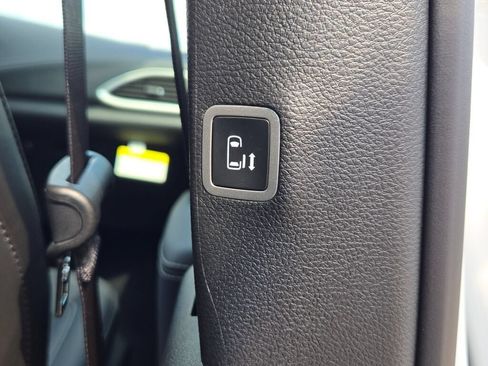 New 2026 Chrysler Pacifica Select FWD image 11
