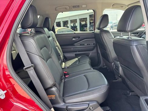 Used 2024 Nissan Pathfinder SL w/ Black Appearance Package FWD image 14