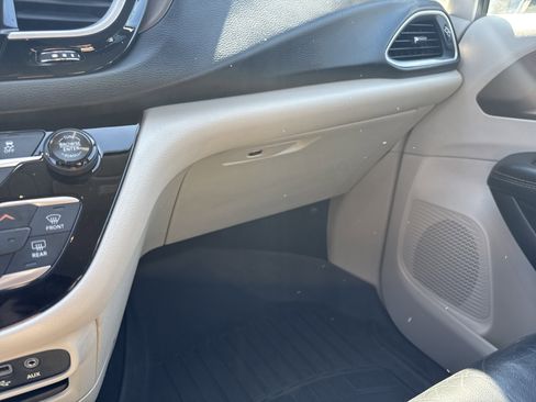 Used 2017 Chrysler Pacifica Touring-L image 30