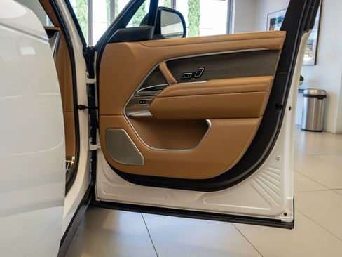 Used 2022 Land Rover Range Rover SV AWD/4WD image 26
