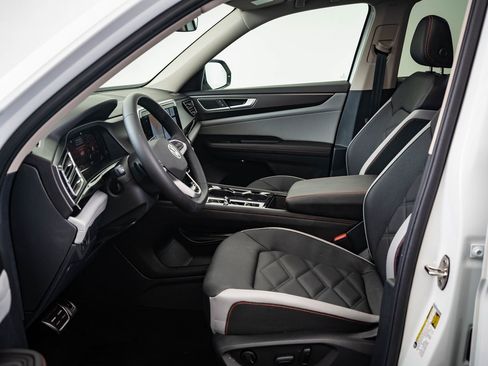 Used 2025 Volkswagen Atlas Peak Edition SE image 21