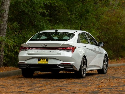 Used 2021 Hyundai Elantra Limited image 48