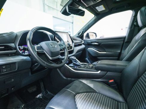 Used 2022 Toyota Highlander XSE AWD/4WD image 4
