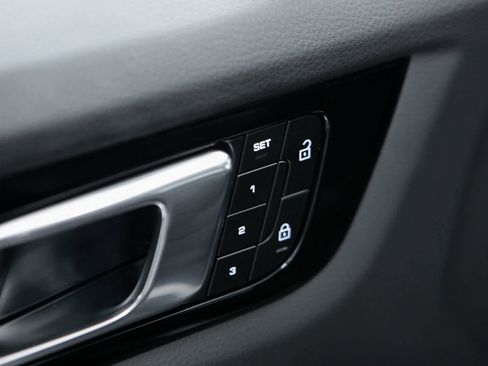 Certified 2023 Porsche Cayenne Platinum Edition image 19