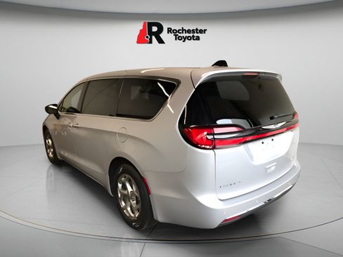Used 2024 Chrysler Pacifica Limited FWD image 5