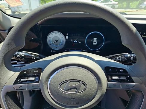 Used 2024 Hyundai Elantra SEL FWD image 18