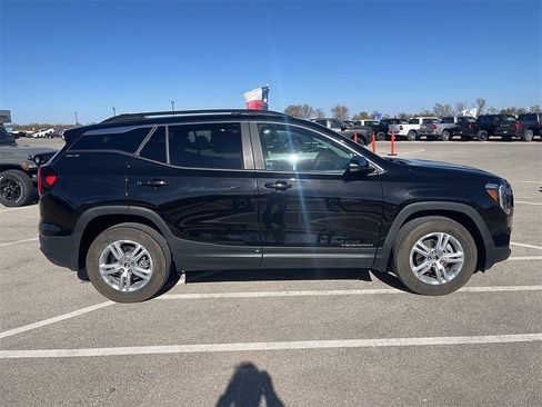 Used 2023 GMC Terrain SLE w/ Driver Convenience Package image 6