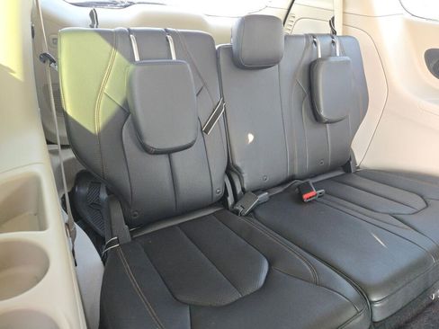 Used 2017 Chrysler Pacifica Touring-L Plus image 10