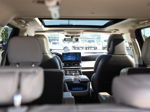 Used 2022 Lincoln Navigator Reserve AWD/4WD image 11