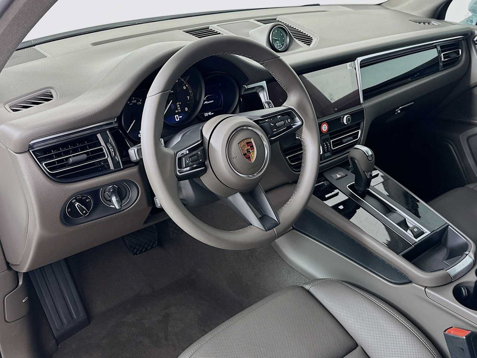 Used 2026 Porsche Macan AWD/4WD image 4