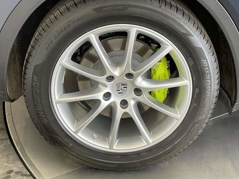 Certified 2024 Porsche Cayenne AWD/4WD image 13