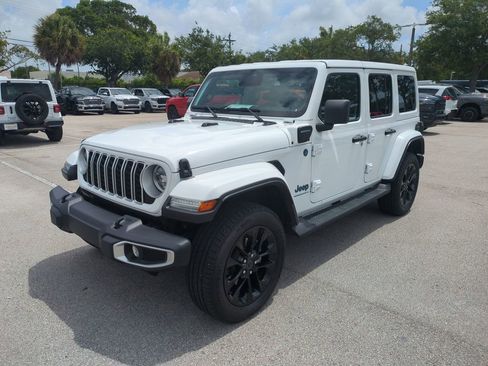Used 2025 Jeep Wrangler Unlimited Sahara AWD/4WD image 10