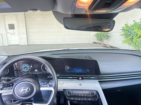 Used 2025 Hyundai Elantra Limited image 34