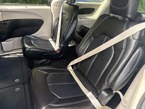 Used 2024 Chrysler Pacifica Touring-L FWD image 15