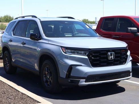 Used 2025 Honda Pilot TrailSport image 3